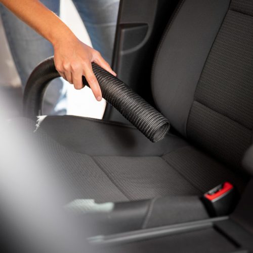 Memberikan pengalaman berkendara yang lebih nyaman dengan jok mobil yang bersih dan segar.